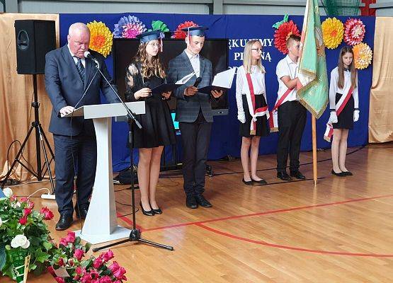 Grafika 1: Pożegnanie absolwentów