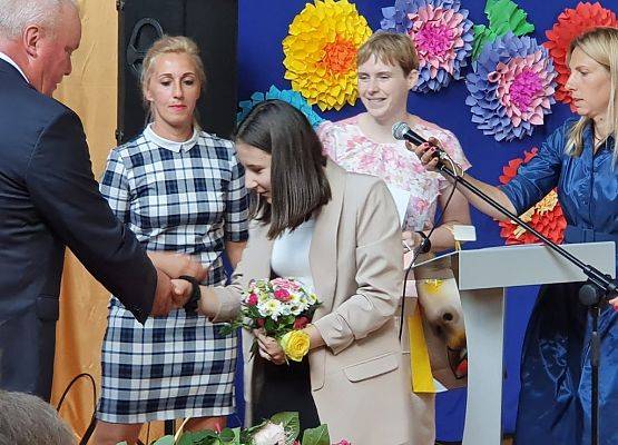 Grafika 4: Zakończenie roku szkolnego