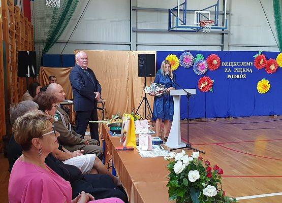 Grafika 8: Zakończenie roku szkolnego