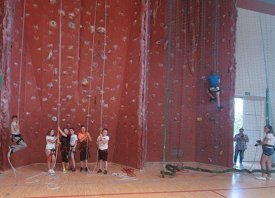 Grafika 4: Na ścianie wspinaczkowej