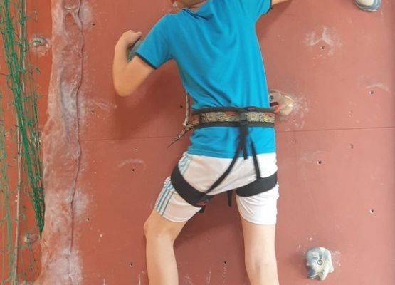 Grafika 5: Na ścianie wspinaczkowej