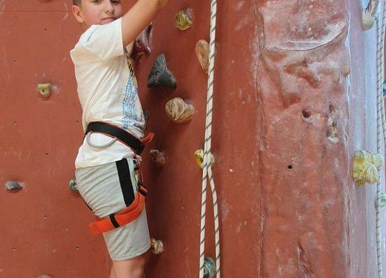 Grafika 7: Na ścianie wspinaczkowej