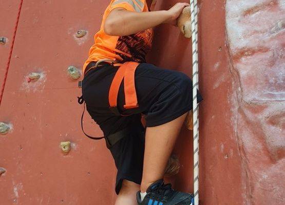 Grafika 8: Na ścianie wspinaczkowej