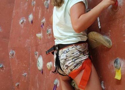 Grafika 9: Na ścianie wspinaczkowej