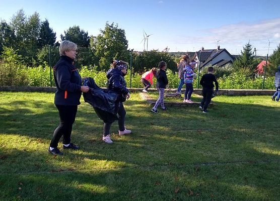 Grafika 6: Sprzątanie świata