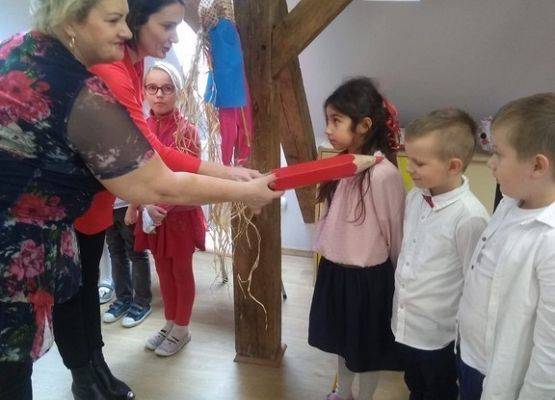 Grafika 9: Pasowanie na Świetliczaka