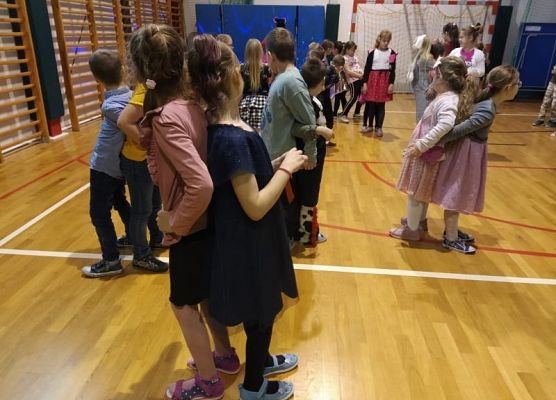 Grafika 9: Andrzejkowe wygibasy w młodszych klasach