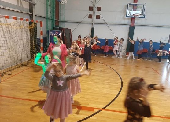 Grafika 1: Andrzejkowe wygibasy w młodszych klasach