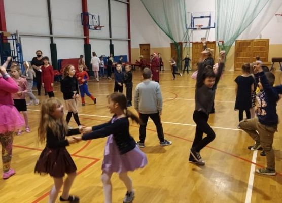 Grafika 6: Andrzejkowe wygibasy w młodszych klasach