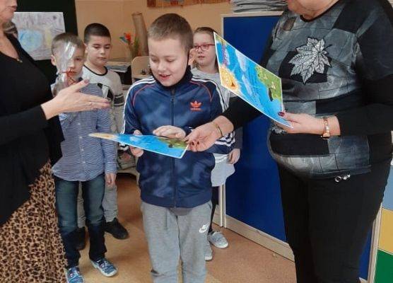 Grafika 2: Drugoklasiści recytują wiersze Brzechwy