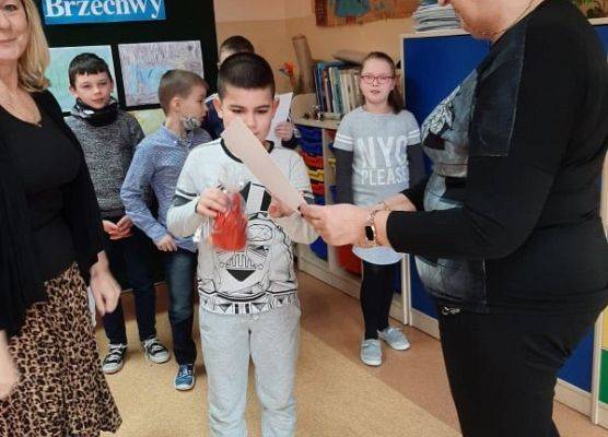 Grafika 3: Drugoklasiści recytują wiersze Brzechwy