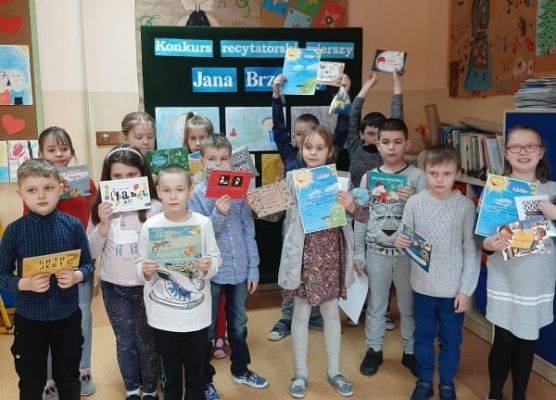 Grafika 1: Drugoklasiści recytują wiersze Brzechwy