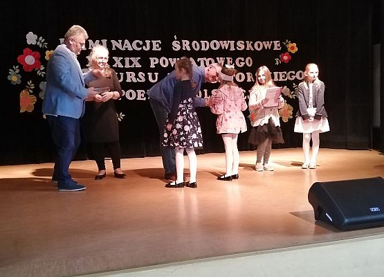 Grafika 7: Niektórzy lubią poezję