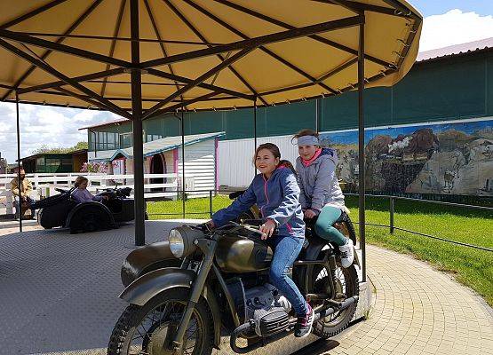 Grafika 7: W świecie kowbojów, Indian i beztroskiej zabawy