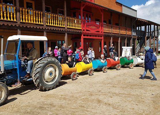 Grafika 4: W świecie kowbojów, Indian i beztroskiej zabawy
