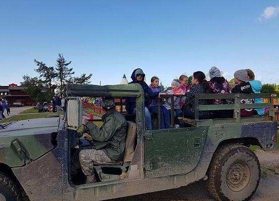 Grafika 9: W świecie kowbojów, Indian i beztroskiej zabawy