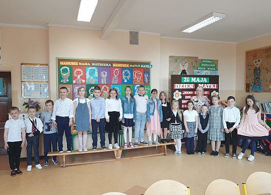 Grafika 8: " Majowe kwiatki wstążką związane. Niech sto lat żyją Mamy kochane!"