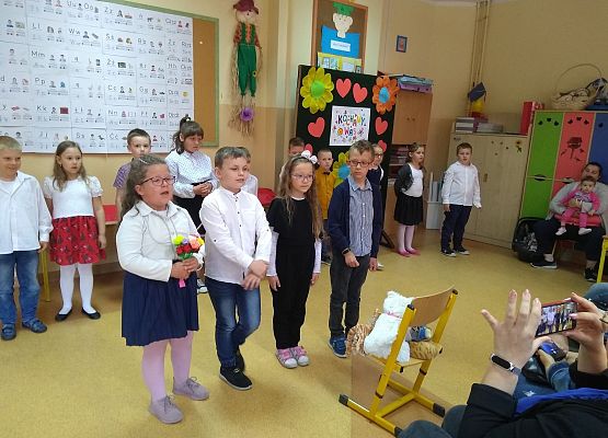 Grafika 2: " Majowe kwiatki wstążką związane. Niech sto lat żyją Mamy kochane!"