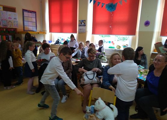 Grafika 3: " Majowe kwiatki wstążką związane. Niech sto lat żyją Mamy kochane!"