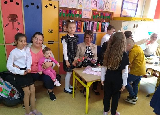 Grafika 4: " Majowe kwiatki wstążką związane. Niech sto lat żyją Mamy kochane!"