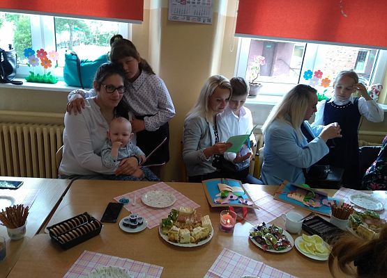 Grafika 5: " Majowe kwiatki wstążką związane. Niech sto lat żyją Mamy kochane!"