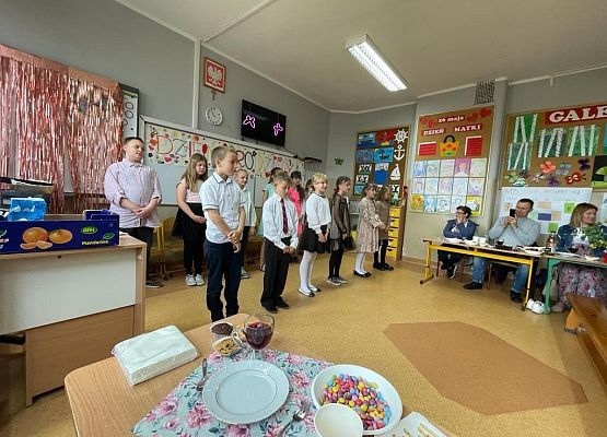 Grafika 11: " Majowe kwiatki wstążką związane. Niech sto lat żyją Mamy kochane!"