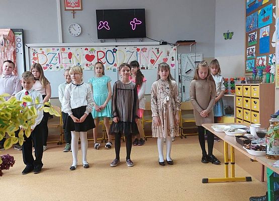 Grafika 13: " Majowe kwiatki wstążką związane. Niech sto lat żyją Mamy kochane!"