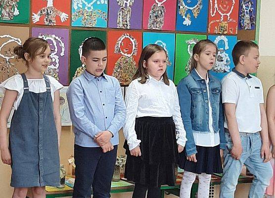 Grafika 7: " Majowe kwiatki wstążką związane. Niech sto lat żyją Mamy kochane!"