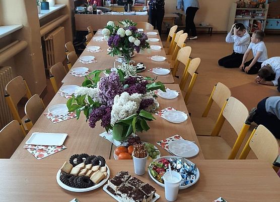 Grafika 6: " Majowe kwiatki wstążką związane. Niech sto lat żyją Mamy kochane!"