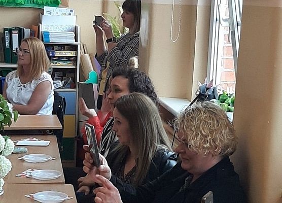 Grafika 9: " Majowe kwiatki wstążką związane. Niech sto lat żyją Mamy kochane!"