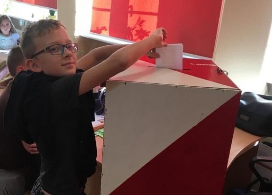 Grafika 7: Szkolna lekcja demokracji