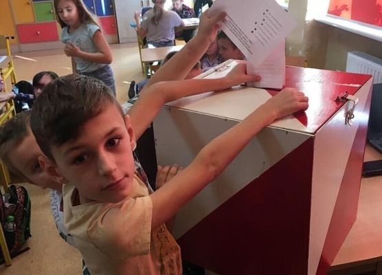 Grafika 8: Szkolna lekcja demokracji