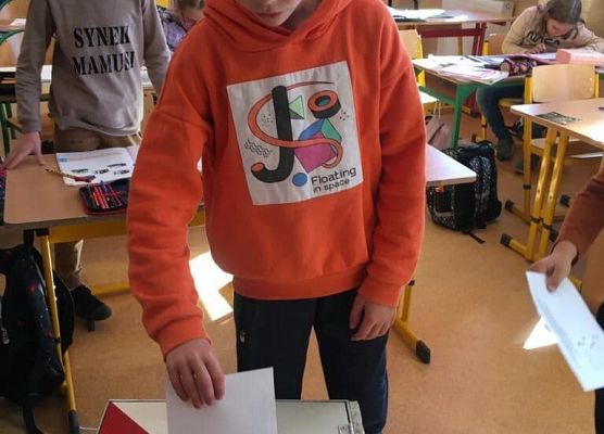 Grafika 10: Szkolna lekcja demokracji