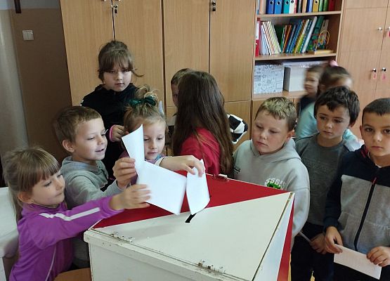 Grafika 13: Szkolna lekcja demokracji