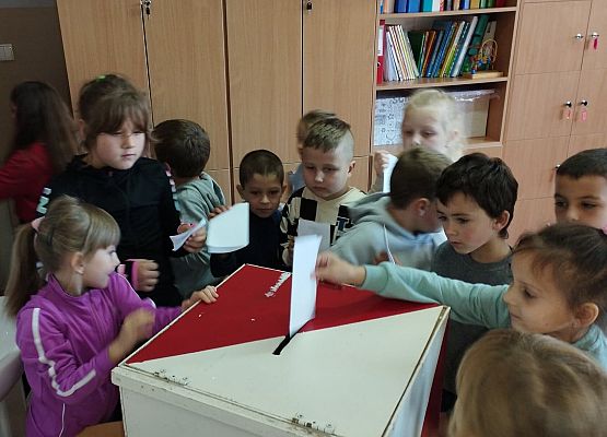 Grafika 14: Szkolna lekcja demokracji