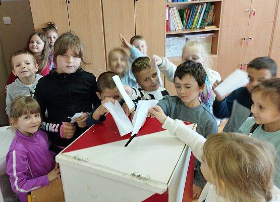 Grafika 15: Szkolna lekcja demokracji