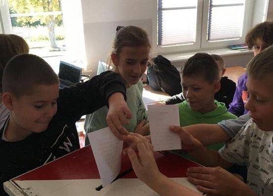 Grafika 3: Szkolna lekcja demokracji