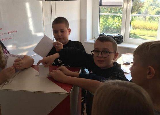 Grafika 4: Szkolna lekcja demokracji