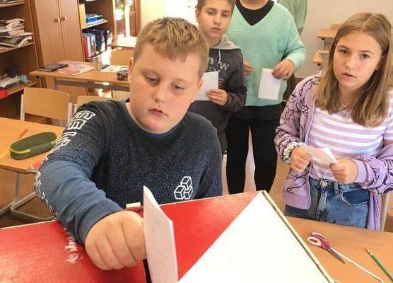 Grafika 5: Szkolna lekcja demokracji