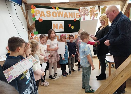 Grafika 1: Pasowanie na Świetliczaka