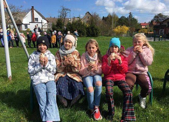 Grafika 1: Po pracy ognisko i wspólna zabawa