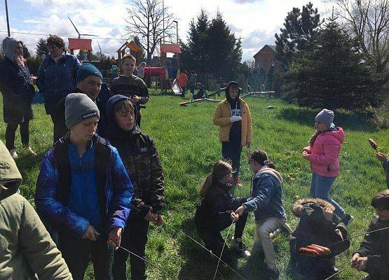 Grafika 12: Po pracy ognisko i wspólna zabawa