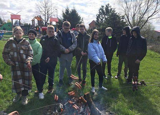 Grafika 2: Po pracy ognisko i wspólna zabawa