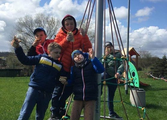 Grafika 5: Po pracy ognisko i wspólna zabawa