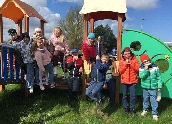 Grafika 6: Po pracy ognisko i wspólna zabawa