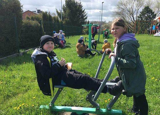 Grafika 8: Po pracy ognisko i wspólna zabawa