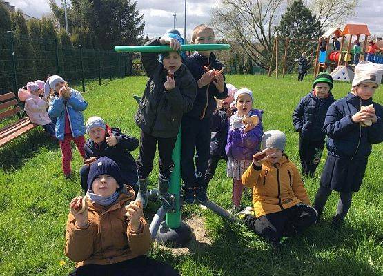 Grafika 9: Po pracy ognisko i wspólna zabawa