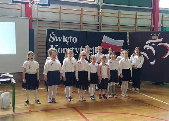 Grafika 7: Z kart historii