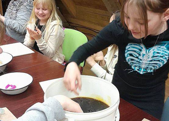 Grafika 8: Na warsztatach mydlarskich w Swołowie