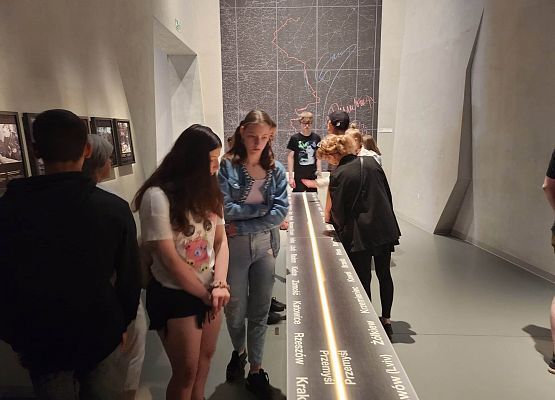 Grafika 4: Ósmoklasiści na wycieczce w Gdańsku